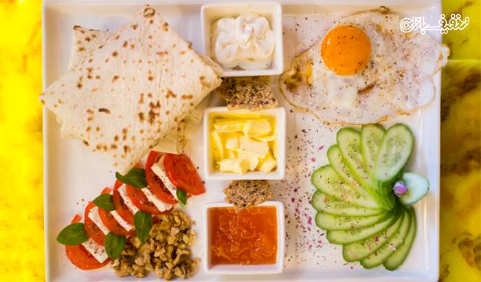 صبحانه ایرانی در کافه رستوران نازی