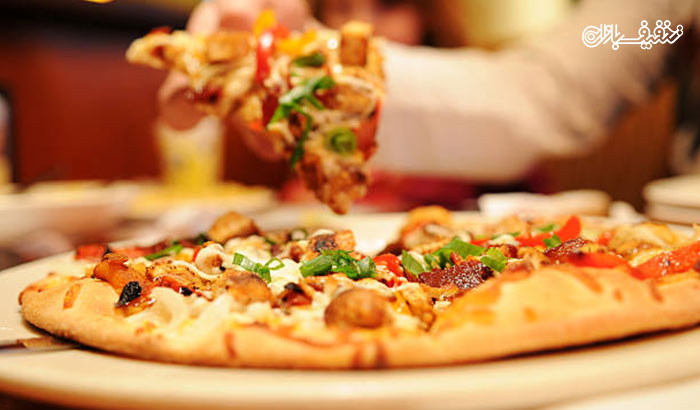پیتزا مرغ و قارچ در فست فود ایتالیایی دیدار