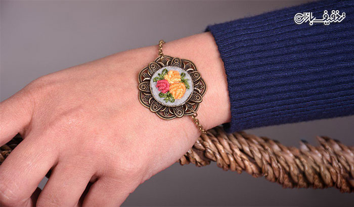 دستبند دست ساز گلدوزی شده طرح گل 