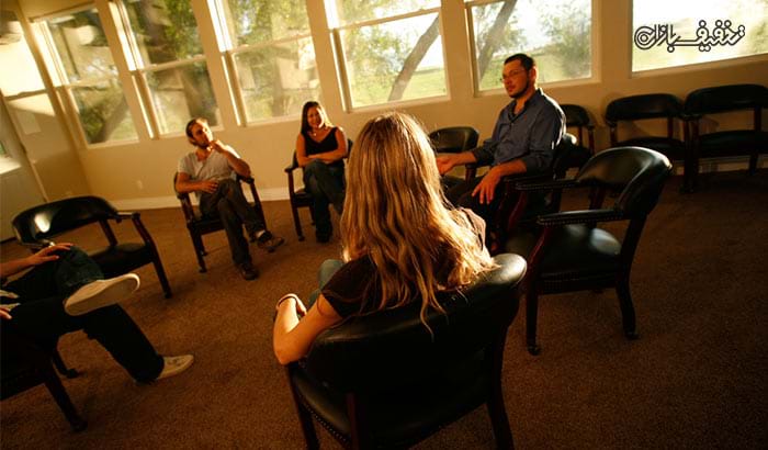 یک جلسه مشاوره گروهی در مرکز مشاوره و روان شناختی سلامت
