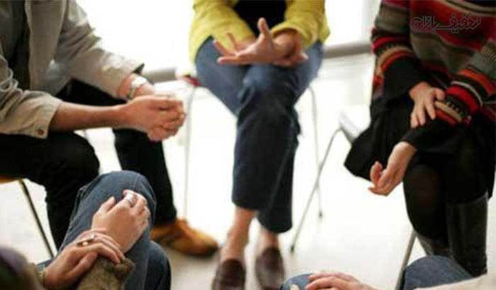 یک جلسه مشاوره گروهی در مرکز مشاوره و روان شناختی سلامت