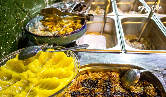 خوراک جوجه زعفرانی در رستوران دهلیز