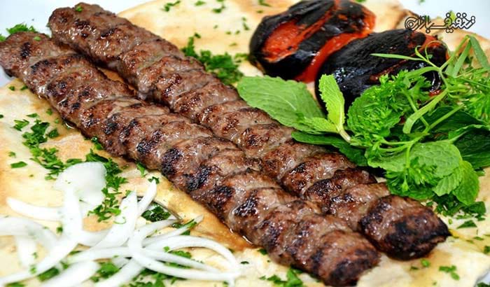 خوراک کباب کوبیده در رستوران سنتی دهلیز