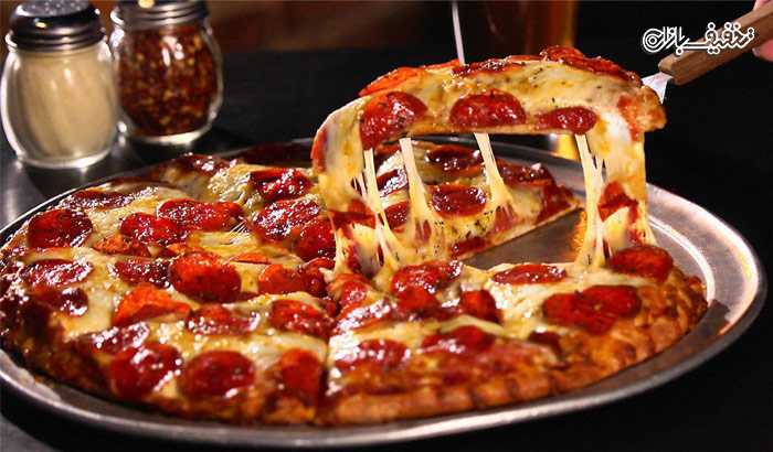 پیتزا پپرونی در فست فود کوچه