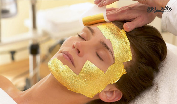 پاکسازی صورت با ماسک طلا در سالن زیبایی فرزانه جمشیدی