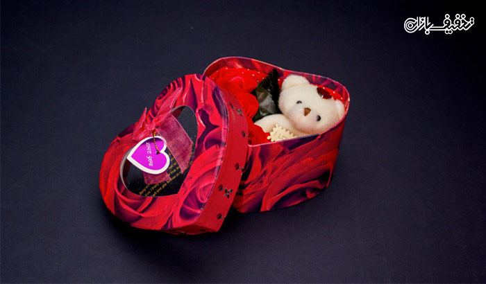 جعبه کادویی قلبی همراه با عروسک خرسی