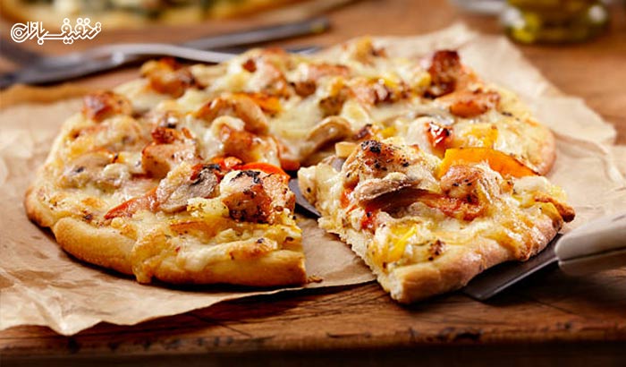 پیتزا مرغ؛ غذایی فرنگی در رستوران طوبی