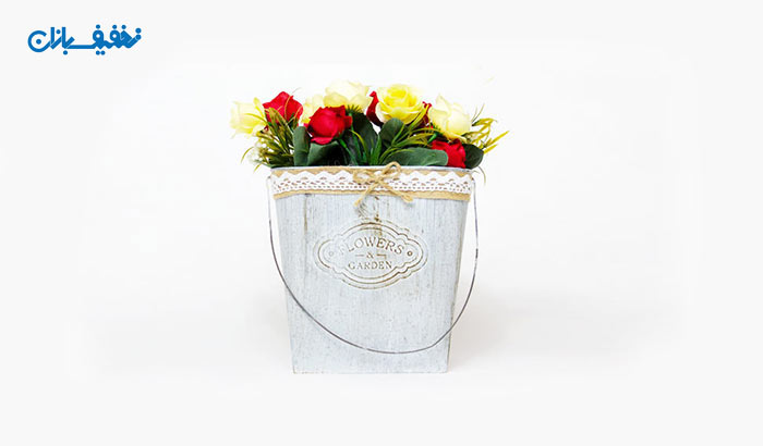 گلدان دیواری فلزی همراه با گل مصنوعی
