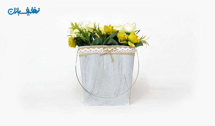 گلدان دیواری فلزی همراه با گل مصنوعی
