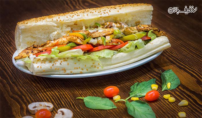 ساندویچ شاورما مرغ و فیله استیک در فست فود بین المللی بابا علی