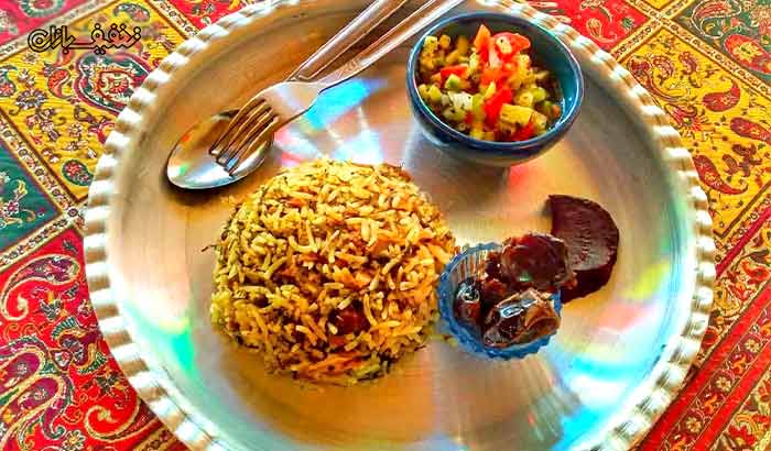 غذاهای شیرازی ویژه ناهار در محیط دنج و سنتی اقامتگاه بومگردی ماه سلطان