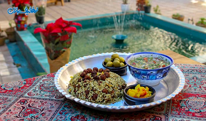 غذاهای شیرازی ویژه ناهار در محیط دنج و سنتی اقامتگاه بومگردی ماه سلطان