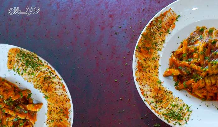 انواع خوراک های فرنگی در باغ رستوران بام شیراز
