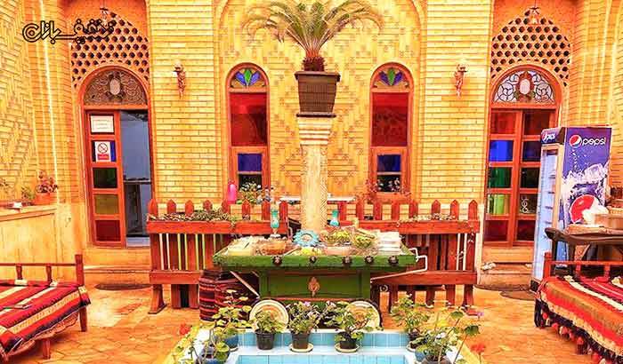 سینی غذاهای اصیل ایرانی در رستوران سنتی پات واقع در باغ زیبای نارنجستان قوام