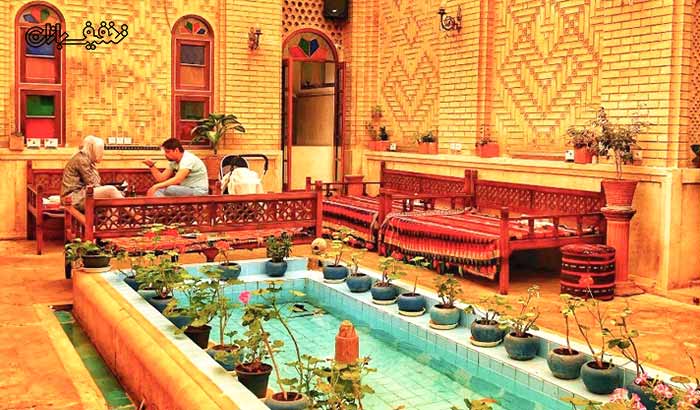 سینی غذاهای اصیل ایرانی در رستوران سنتی پات واقع در باغ زیبای نارنجستان قوام