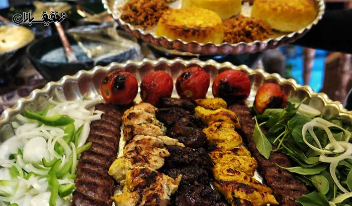سینی ۴ نفره غذاهای اصیل ایرانی در رستوران سنتی سرای حوض