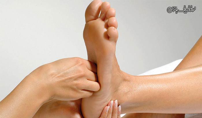 ماساژ درمانی پا با روش بازتاب شناسی در آرایشگاه لوکس حنا