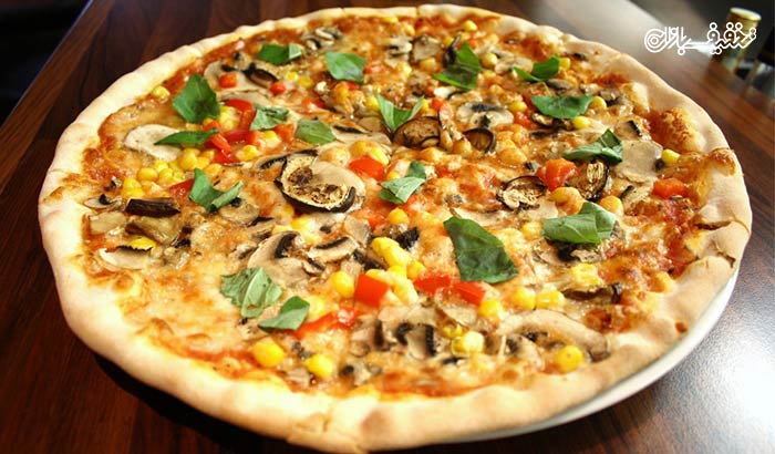پیتزا سبزیجات در رستوران ایتالیایی کوچینا
