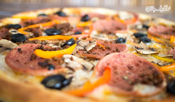 پیتزا پپرونی خوشمزه در فست فود ایتالیایی دیدار