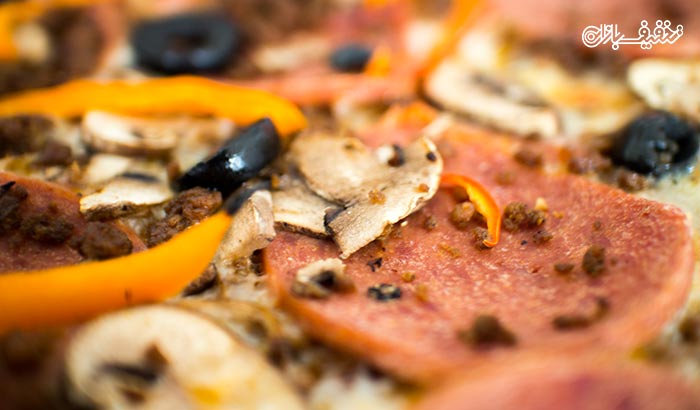 پیتزا پپرونی خوشمزه در فست فود ایتالیایی دیدار
