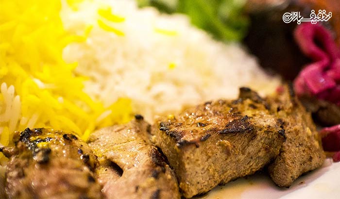 چلو کباب لاری در رستوران سنتی دهلیز
